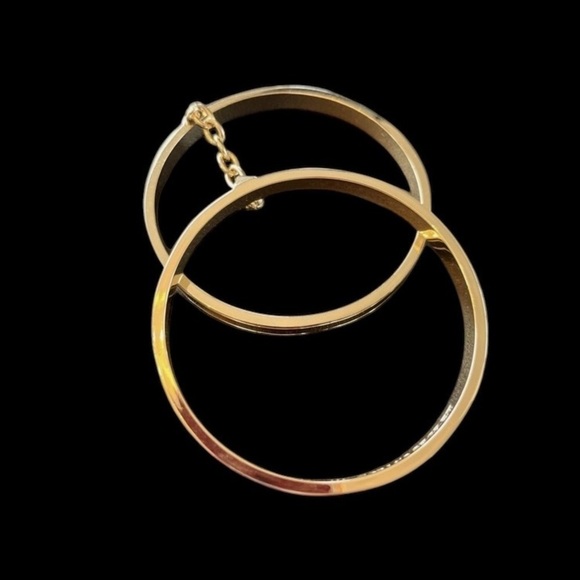VICTORIAS SECRET-TWO GOLD TONE BANGLE BRACELETS CONNECTED BY A GOLD TONE CHAIN - Picture 2 of 5